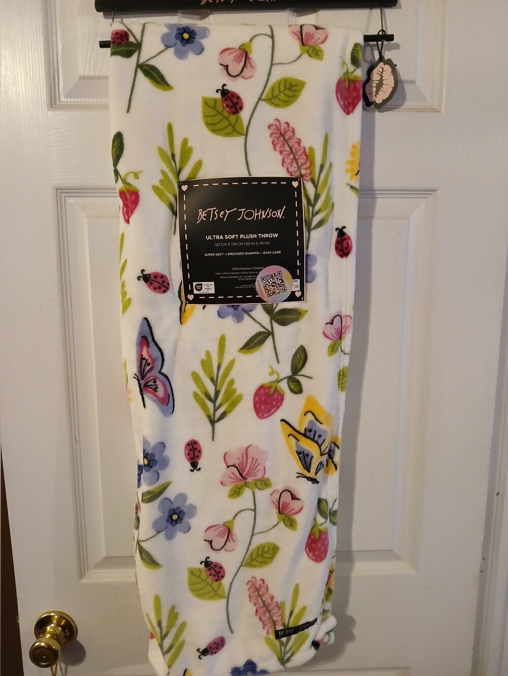 Betsey Johnson NWT 50×70 Inch Plush Throw-Floral